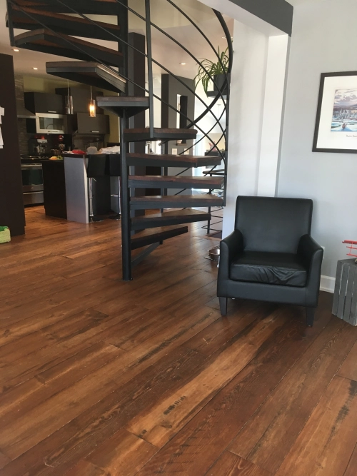 Pin rouge noueux fini Hit Miss Primol Greenol couleur Acajou