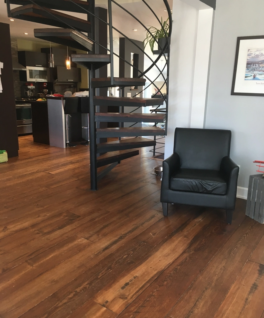 Pin rouge noueux fini Hit Miss Primol Greenol couleur Acajou